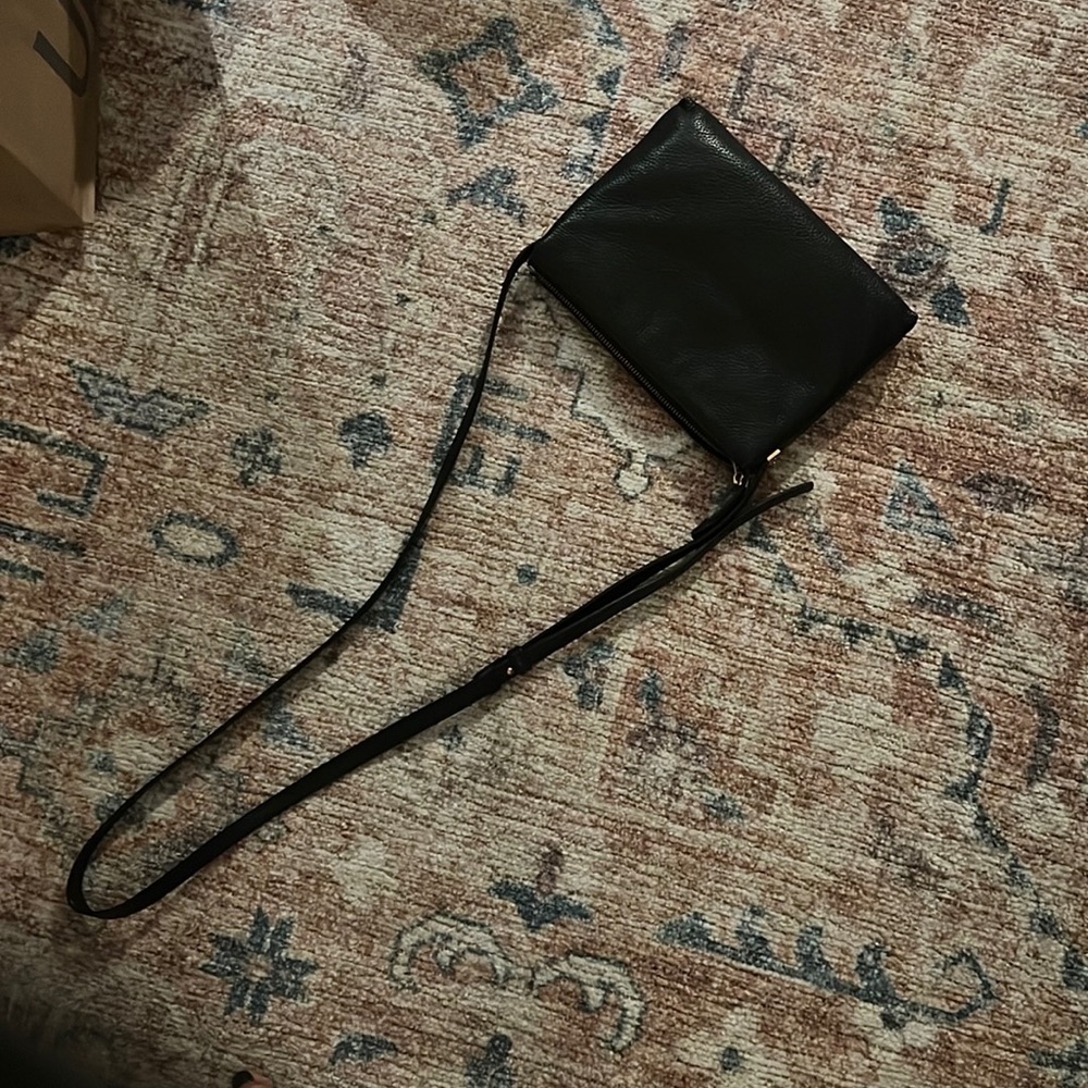 Staple Marc Jacob’s black crossbody